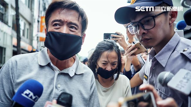 《我們與惡的距離》檢場、謝瓊煖演出槍殺案殺人兇手的父母，現身道歉大批媒體搶拍。（圖／公視提供）