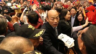 疑韓粉頻推擠…韓國瑜下機吼:不要動