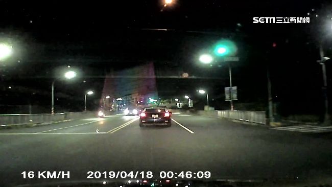 警攔查違規車遭撞　惡駕逃逸無蹤！