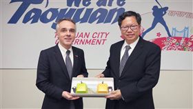 法國在台協會主任紀博偉（左）16日晚間率法國工商會、14間法國企業代表拜會桃園市政府，桃園市長鄭文燦（右）大力推薦桃園優質投資環境。（桃園市政府秘書處提供）中央社記者吳睿騏桃園傳真 108年4月17日