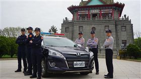 警政署規劃警察制服18日換新裝，金門縣警察局金城分局員警17日分別穿著新舊制服，到金門地標莒光樓前取景拍照，象徵傳承。中央社記者黃慧敏攝　108年4月17日