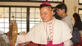 天主教高雄教區總主教劉振忠（前）17日出席天主教復活節文化月活動受訪說，將以巴黎聖母院祝融為殷鑑，加強高屏地區天主教堂古蹟防災意識及設施。中央社記者程啟峰高雄攝　108年4月17日