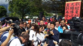 徐榛蔚激動落淚　傅崐萁出獄強勢回歸