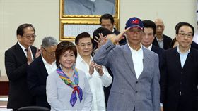 鴻海集團董事長郭台銘（前右）鬆口考慮選總統後，17日下午在國民黨中常會後獲頒榮譽狀，郭台銘也現場表態願意參加初選，不接受徵召。中央社記者郭日曉攝　108年4月17日