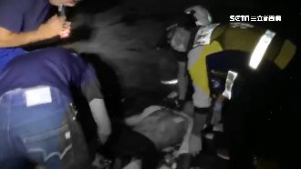 高中生情緒失控　2樓摔下撞破採光罩