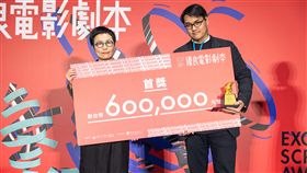 107年度優良劇本獎15日晚間頒獎，文化部政務次長丁曉菁（左）頒發首獎及新台幣60萬元獎金支票，給長片劇本「紅星孤旅」的作者、鏡文學編劇賴東澤（右）。（國家電影中心提供）中央社記者洪健倫傳真 108年4月16日