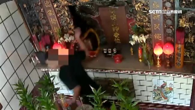 求明牌沒中獎！男拿鐵鎚怒砸神像