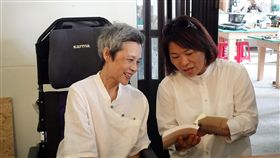 致力推動台語文學的詩人作家顧德莎（左）15日凌晨病逝，享壽63歲。圖為顧德莎13日在嘉義文化創意產業園區發表新書，與嘉義市長黃敏惠（右）一起朗讀台語詩。（嘉義市政府提供）中央社記者江俊亮傳真　108年4月15日