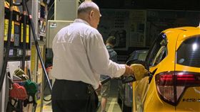 汽油15日起調漲0.2元（2）中油公司14日宣布，自15日零時起，汽油價格每公升調漲新台幣0.2元，柴油調漲0.4元，中油表示，本週受利比亞戰亂升溫與沙烏地阿拉伯國營石油公司首度公開發行國際美元債券引發熱潮等因素影響，帶動國際油價續漲。中央社記者張新偉攝　108年4月14日