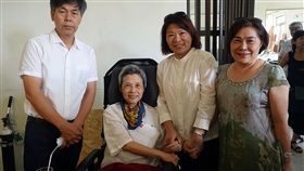 致力推動台語文學的詩人作家顧德莎（左2）13日才在嘉義文化創意產業園區發表兩本新書，沒想到15日凌晨病逝，享壽63歲。圖為13日顧德莎發表新書時，與嘉義市長黃敏惠（右2）等人合影。（嘉義市政府提供）中央社記者江俊亮傳真　108年4月15日