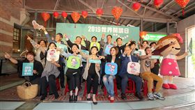 2019世界閱讀日啟動記者會17日在國立台灣博物館南門園區舉行，文化部長鄭麗君（前右4）等人出席，今年串聯全國各縣市圖書館及百家獨立書店等閱讀空間，舉辦逾百場走讀活動，讓民眾透過行腳過程，了解在地文史故事並閱讀相關書籍。中央社記者裴禛攝　108年4月17日