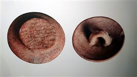 卑南遺址出土的「蓆印紋陶片」，底部留有編織品的遺痕，考古學家認為是當時人類在製作時會將陶胚放置於草蓆或編織籃上，造成陶蓋出現蓆印紋與籃印紋的現象，證明距今3000年的人類已有編藝的技術。中央社記者盧太城台東攝　108年4月17日