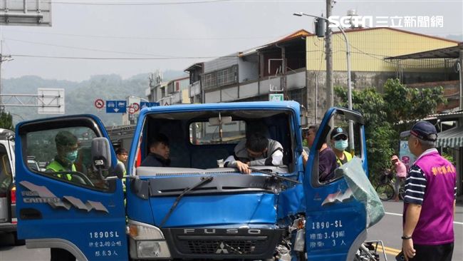兩貨車追撞　車頭凹陷...駕駛受困