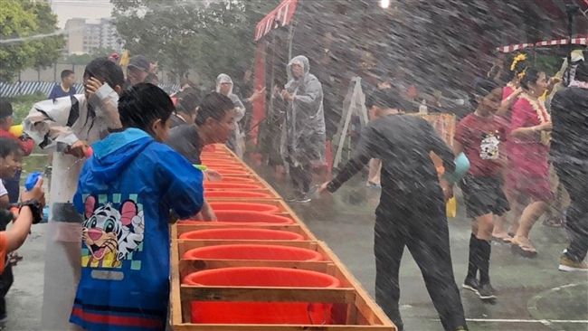 桃園龍岡米干節登場　潑水對戰狂歡