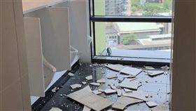 ▲松菸15樓男廁地震災情慘狀（圖／翻攝自IG）