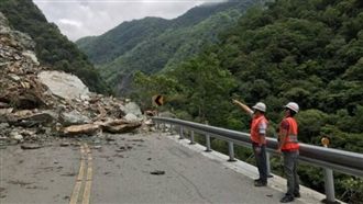網瘋傳地震落石照！公路總局：全舊照