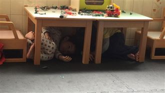 大地震！這兩名三歲小孩做「這件事」