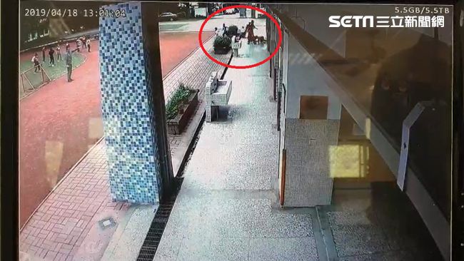 劇晃逃命畫面！師生嚇狂奔衝出教室
