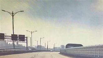 高架橋路燈劇烈搖擺　駕駛晃到暈急煞