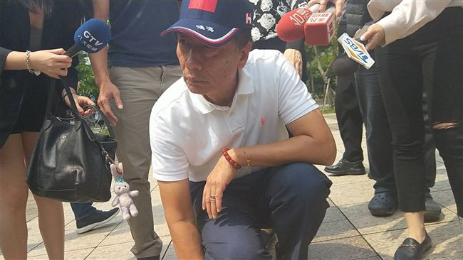 郭台銘視察烏龍？網酸：路都不看我眼