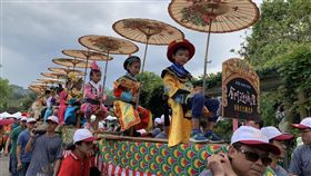 金門縣政府及金城鎮公所13日跨海前往台灣本島，在台北市立動物園舉辦「2019浯島城隍文化觀光季暨水獺保育活動」，呈現金門特色傳統陣頭「蜈蚣座」，十分吸睛。（金門縣政府提供）中央社記者黃慧敏傳真　108年4月13日