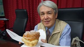 前福建省政府主席薛承泰（圖）12日在金門舉行新書分享會時透露，兒時許下的第一個願望是「希望有一天可獨享一個泡芙」，主持人貼心為他準備了一個大泡芙。中央社記者黃慧敏攝　108年4月12日