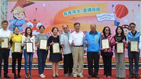 澎湖縣長賴峰偉（右5）、縣議員呂光宇（右4）等人13日出席「世界母語日」活動，賴峰偉表示，現今文化、族群多元，宛如一個大家庭，彼此要互相尊重，好好學習母語，延續及保存母語文化。中央社　108年4月13日