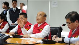 行政院蘇貞昌18日下午前往中央災害應變中心了解地震相關應變作為。（圖／行政院提供）