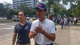 接地氣？假消息「松仁路裂開」瘋傳　郭台銘及時到場關心（圖／翻攝自爆廢公社二館）