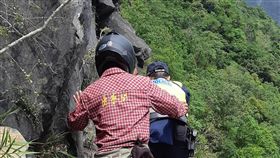 花蓮地震　中橫落石砸傷遊客警消馳援花蓮地區18日下午1時1分發生芮氏規模6.1地震，中橫公路綠水合流步道發生落石，砸中1男1女，警消獲報後，克服險阻趕往現場救援。（花蓮縣消防局提供）中央社記者李先鳳傳真　108年4月18日