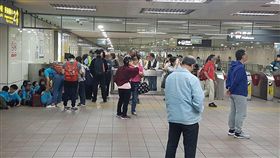 不滿北捷停駛！他狂飆站長「負責」　網怒：出事又要怪政府
圖翻攝自爆怨公社