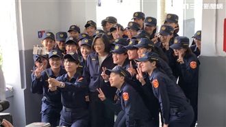 蔡英文穿警察新制服　「治安不打折」