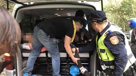 花蓮地震中橫落石砸傷人　緊急送醫搶救花蓮地區18日下午強震，太魯閣國家公園境內綠水合流步道發生落石，1男1女遭砸傷，馬來西亞籍男子一度命危，送醫搶救後恢復心跳，受傷女子經治療確認無生命危險。（新城警分局提供）中央社記者李先鳳傳真　108年4月18日