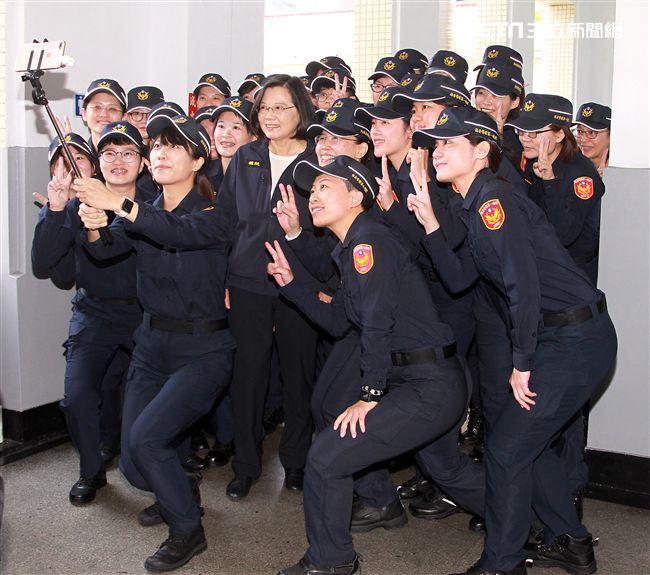 蔡英文總統與新式女警便服自拍合影。（記者邱榮吉/攝影）