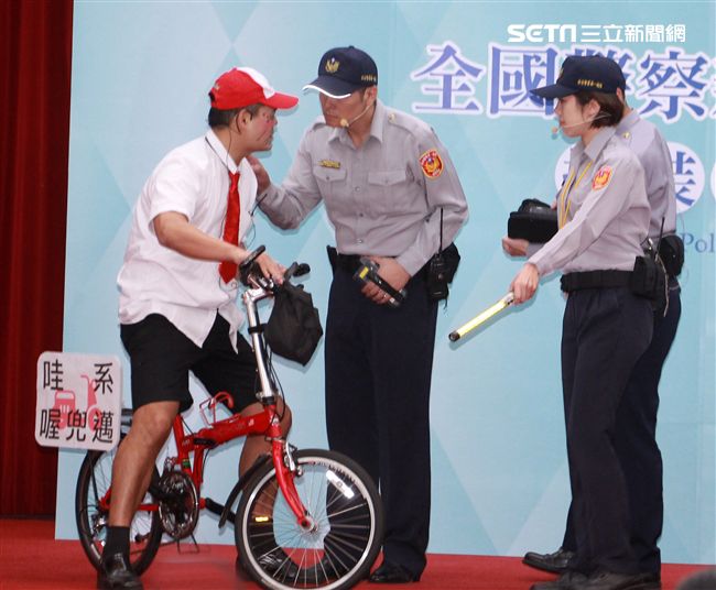 二代灰色警服款式。（記者邱榮吉/攝影）