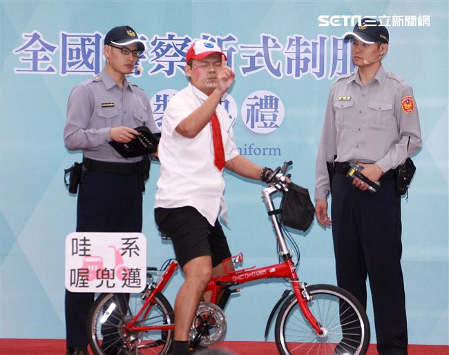 二代灰色警服款式。（記者邱榮吉/攝影）