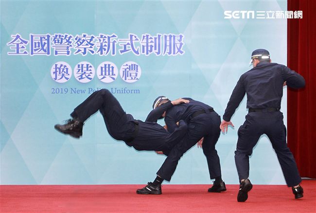 新式警服則轉換為藏青色，以勤務、安全、舒適為考量所設計的「專業戰術型」。（記者邱榮吉/攝影）