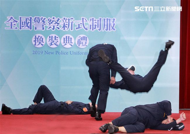 新式警服則轉換為藏青色，以勤務、安全、舒適為考量所設計的「專業戰術型」。（記者邱榮吉/攝影）