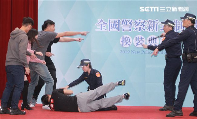 二代灰色警服款式。（記者邱榮吉/攝影）