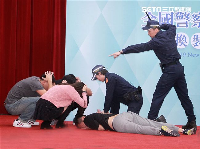 二代灰色警服款式。（記者邱榮吉/攝影）