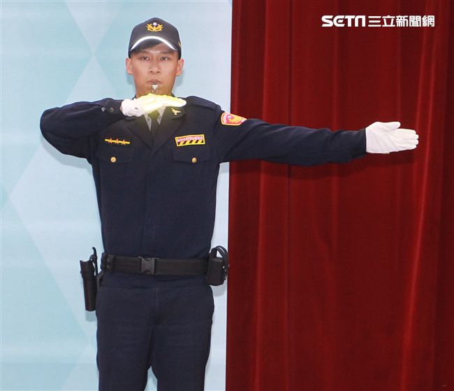 新式警服則轉換為藏青色，以勤務、安全、舒適為考量所設計的「專業戰術型」。（記者邱榮吉/攝影）