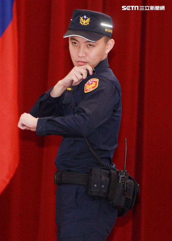 新式警服則轉換為藏青色，以勤務、安全、舒適為考量所設計的「專業戰術型」。（記者邱榮吉/攝影）