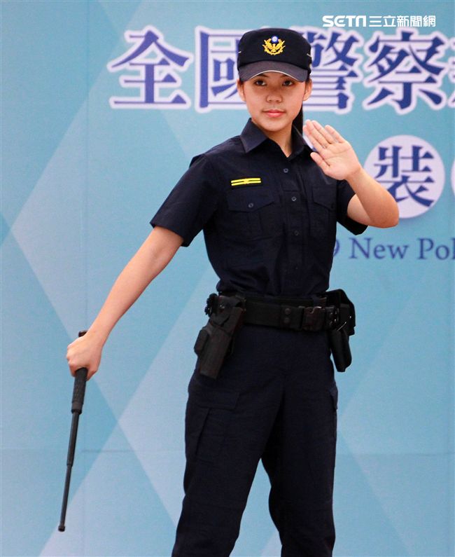 新式警服則轉換為藏青色，以勤務、安全、舒適為考量所設計的「專業戰術型」。（記者邱榮吉/攝影）