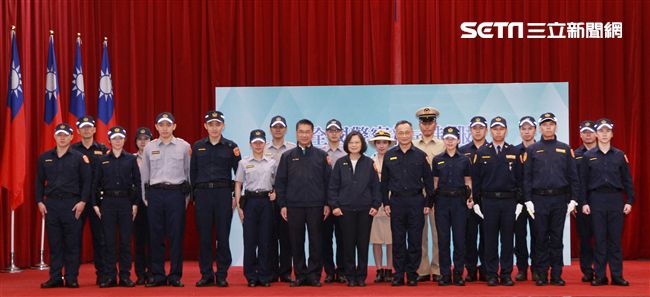 全台灣警察服從原本的卡其服轉換成灰色系款式，再變更成「藏青色」新式警服。（記者邱榮吉/攝影）