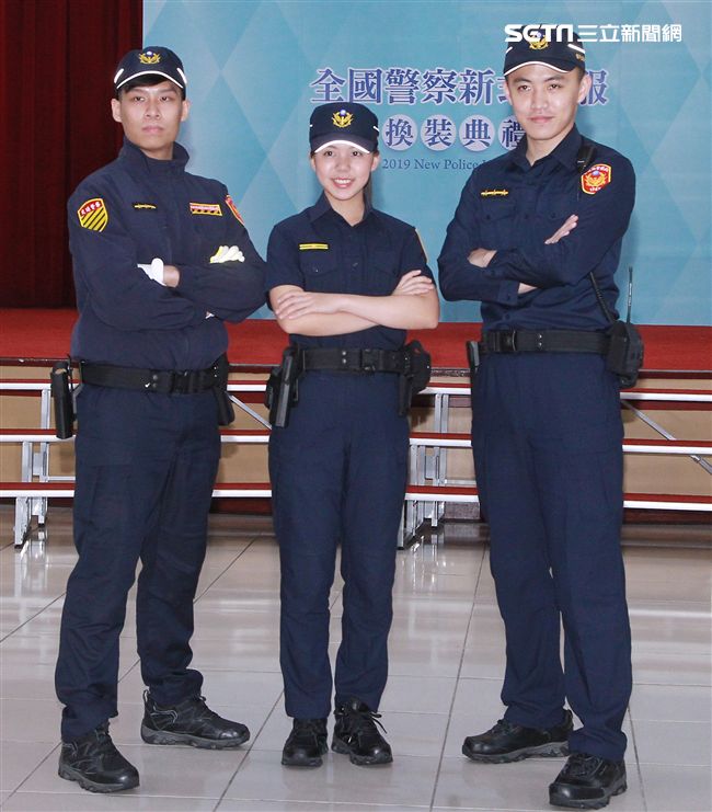 新式警服則轉換為藏青色，以勤務、安全、舒適為考量所設計的「專業戰術型」。（記者邱榮吉/攝影）
