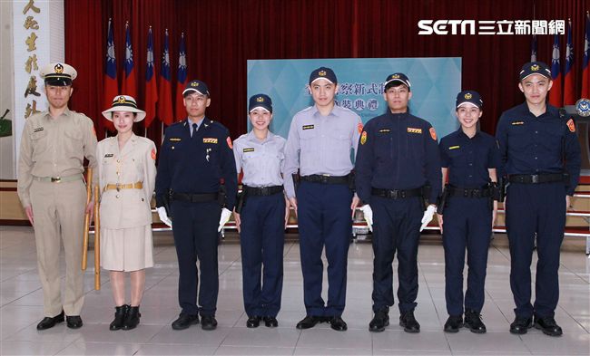 全台灣警察服從原本的卡其服轉換成灰色系款式，再變更成「藏青色」新式警服。（記者邱榮吉/攝影）