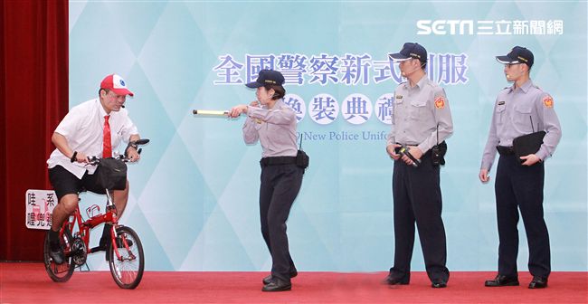 二代灰色警服款式。（記者邱榮吉/攝影）