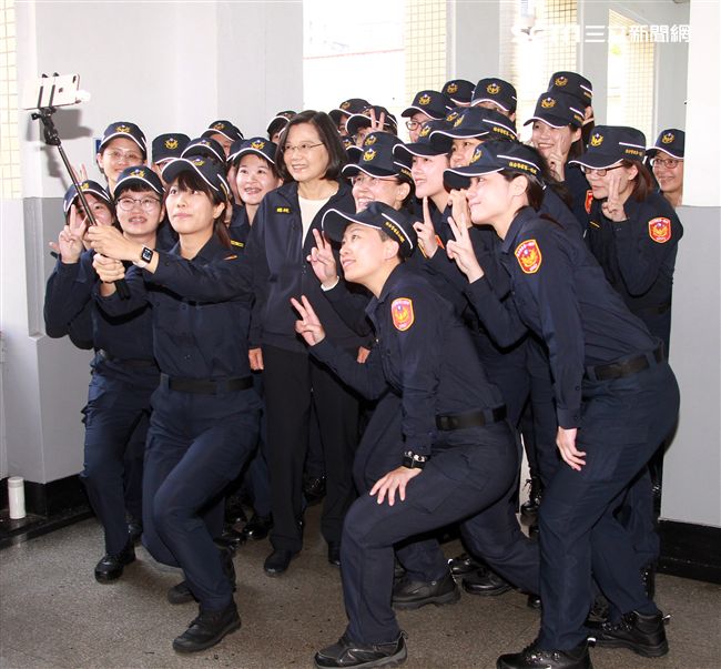 蔡英文總統與新式女警便服自拍合影。（記者邱榮吉/攝影）
