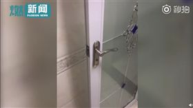 半夜自家推開門，一陣「詭異女笑聲」傳來網嚇傻。（圖／翻攝微博燃新聞）