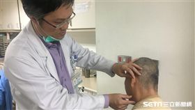 醫師陳致遠（左）提醒，發現頸部腫塊、喉嚨痛、喉部有異物感等症狀應盡早就醫，別錯過治療黃金時期。（圖／南投醫院提供）